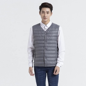 Gilet d'hiver pour homme, col en V profond, matériau en duvet de canard 90/10, léger, sans manches. - Product Image 5