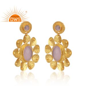 Hermosos Pendientes de Calcedonia Rosa, Pendientes de Latón Chapados en Oro con Textura, Proveedor de Joyería de Moda, Colección Clásica - Product Image 2