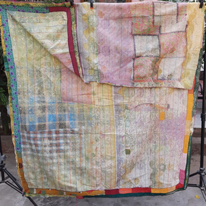 Jeté Kantha vintage en coton en gros avec broderie multicouche et design patchwork, dhurries pour ameublement et redressage de vêtements - Product Image 2