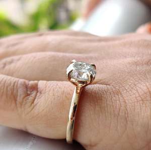 Anillo solitario de moissanita de forma redonda de calidad VVS de 8 MM, regalo de compromiso de fiesta informal de oro amarillo de 10K con incrustaciones de ajuste - Product Image 5