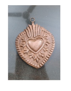 Corazón sagrado de metal dorado colgante en forma de corazón acabado antiguo decorativo para el hogar - Product Image 6
