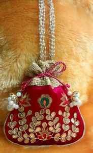 NEW--POTLI ถุงที่มีการเย็บปักถักร้อยที่สวยงามของลูกปัดแก้วคริสตัล,GOTA PATTI, ZARI ทำงานในกระเป๋าสำหรับงานปาร์ตี้และงานแต่งงาน @ 2022 - Product Image 2