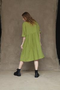 Robe d'été formelle plissée pour femme, vert clair, col en V, manches courtes, en lin, longueur genou, coupe trapèze, ajustement régulier, ourlet à volants, respirante - Product Image 3