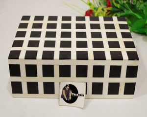 Joyero geométrico en resina negra con diseño de línea blanca y forma cuboide para almacenamiento y embalaje de regalos y regalos - Product Image 1