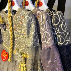 Tenue élégante à clapet doré pour nouveau-nés Robe de soirée en tissu satiné à la mode pour le printemps Nouvelle collection - Product Image 6