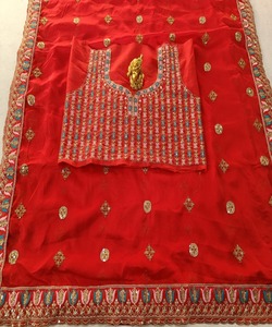 Sari Rojo de 5.5 Metros con Bordado Pesado de Perlas para Ocasiones Especiales, con Blusa de 1.0 Metro - Product Image 4