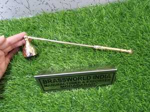 ที่ดับเทียนทองเหลืองขัดเงาพร้อมด้ามไม้ อุปกรณ์ทางศาสนาสำหรับโบสถ์ Brassworld India - Product Image 5