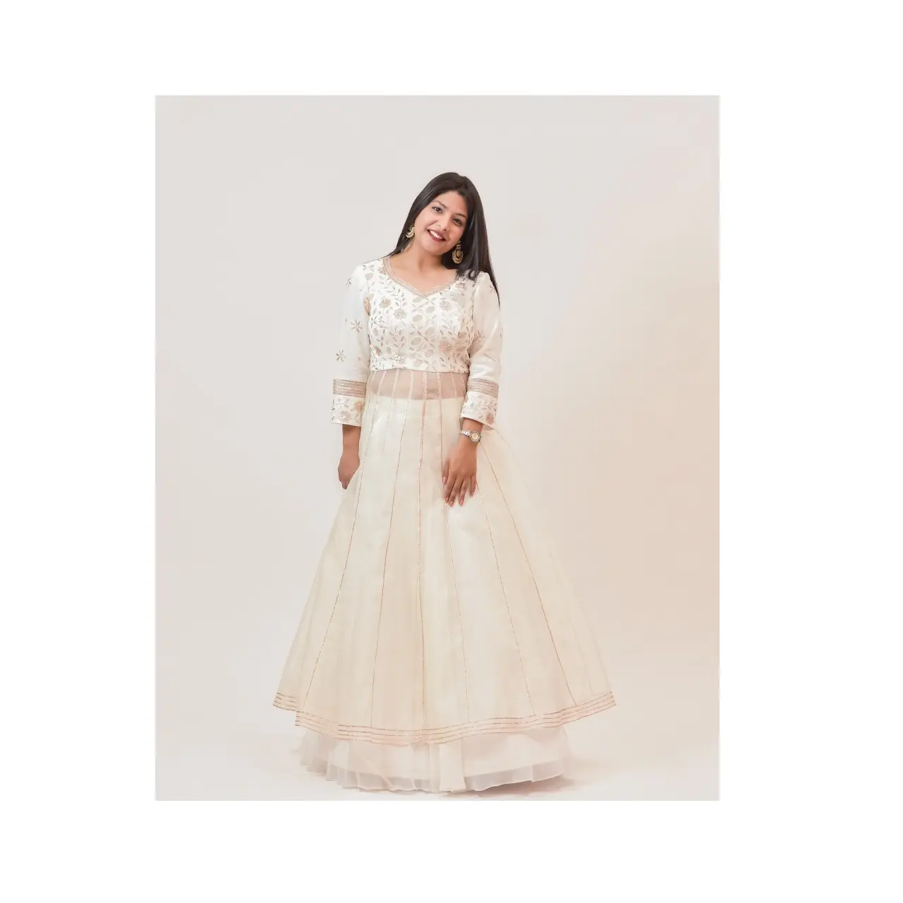 インド-流れるオーガンザアナルカリとゴタと完全に手刺繍されたチカンチョリを組み合わせた西部の白いジョーゼットスカート