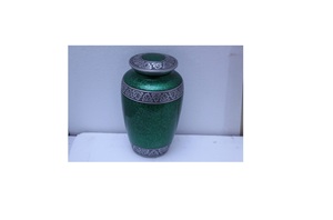 Urna grande grabada de latón para cremación de adultos Suministros funerarios de estilo americano de Brassworld India Hecho de metal - Product Image 3