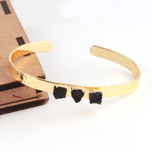 Pulsera elegante de piedra Natural granate, brazalete ajustable abierto, chapado en oro martillado - Product Image 4