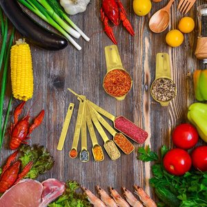 Elegante juego de tazas y cucharas medidoras galvanizadas doradas en acero inoxidable, perfectas para hornear y cocinar - Product Image 6