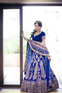 Top en velours brodé bleu traditionnel avec tenue de fête de mariage ethnique Lehenga 2025 - Product Image 2