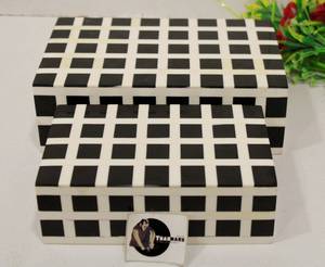 Joyero geométrico en resina negra con diseño de línea blanca y forma cuboide para almacenamiento y embalaje de regalos y regalos - Product Image 4