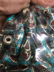 Cuentas de latón con incrustaciones de piedra verde con coloridos patrones redondos y ovalados Hueso de coral de concha suelta con detalles en blanco y rojo - Product Image 3