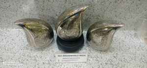 Suministros funerarios Premium de urna de cremación de lágrima de aluminio grabado completo de Brassworld India - Product Image 5