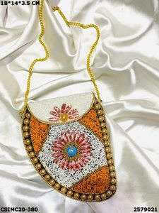 กระเป๋าคลัทช์งานฝีมือดีไซน์เนอร์หลากสีสันประดับโลหะสำหรับสุภาพสตรี กระเป๋าถือสำหรับงานปาร์ตี้ แบรนด์ Craftstages International - Product Image 5