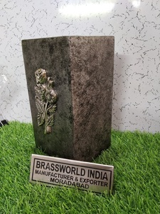 Urne en aluminium avec applique de rose, style américain, articles funéraires Brassworld India - Product Image 2