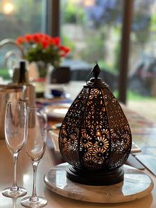 Farol de Metal Marroquí Personalizable, Portavelas Colgante para Exteriores en Negro y Oro Rosa para Decoración del Hogar - Product Image 2