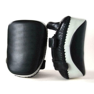 Mitaines de mise au point de boxe durables personnalisées de haute qualité fabriquées au Pakistan au meilleur prix pour hommes et femmes en kickboxing et karaté - Product Image 1