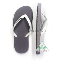Vente en gros de tongs unisexes personnalisées, tongs décontractées de plage, grises, respirantes, anti-odeurs, semelle intérieure en EVA/caoutchouc, pour une utilisation en extérieur en été