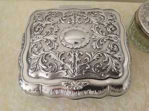 Joyero Vintage de Latón Grabado y Plateado - Product Image 2