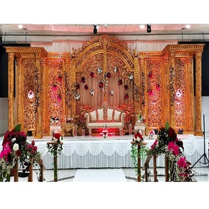Decoración de Escenario de Boda con Tema de Palacio Dorado, Panel de Escenario de Fibra con Puerta Dorada para Bodas, Escenario Dorado Europeo Moderno para Bodas en Malasia - Product Image 1