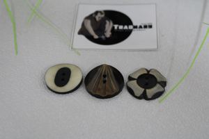 Botones de cuerno de búfalo hechos a mano blanco y negro marrón con diseños circulares y florales tallados para decoración de ropa - Product Image 3