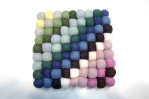 Ensemble de dessous de plat carré en feutre multicolore fait main de 18 cm, accessoire décoratif brillant et durable pour la maison - Product Image 4