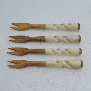 Poignée en bois et résine fabriquée au meilleur design Ensemble de fourchettes jetables de type 4 pièces Fabricant et exportateur Vaisselle en métal au design personnalisé - Product Image 5