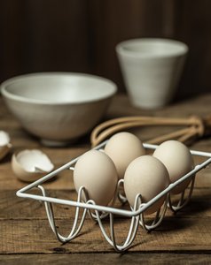 Estante de huevos de 2 niveles de nuevo diseño en metal negro recubierto de polvo perfecto para almacenamiento y organización de cocina con estilo - Product Image 3