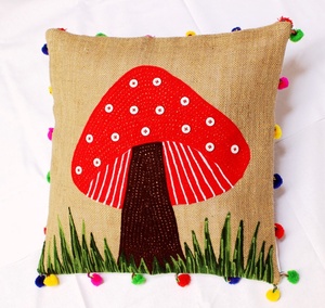 ปลอกหมอนปักลายเห็ดทำมือ สไตล์โบฮีเมียน พร้อมพู่หลากสี ตกแต่งบ้าน - Product Image 1