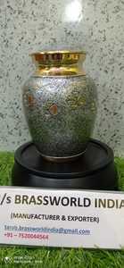 Laiton argent de haute qualité avec patte d'or gravée pet crémation urn funérailles fournitures par Brassworld inde - Product Image 3