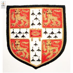 Badges et écussons de chapeau personnalisés de luxe brodés à la main en fil de bullion or et blanc, vente en gros - Product Image 3