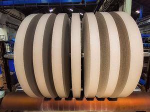 Tablero de núcleo marrón que se adelgaza en rollo, 450 GSM para hacer papel, embalaje de tubo de papel - Product Image 3