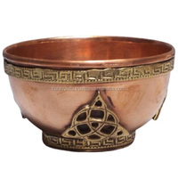 Bol d'offrande tibétain en cuivre poli monté sur un support en laiton à trois lunes, artisanat religieux bouddhiste en métal, décoration d'intérieur