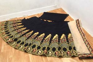 도매 무거운 수 놓은 Lahenga Choli Dupatta와 돌 진주 작업 블라우스 신부 Lehenga 파티