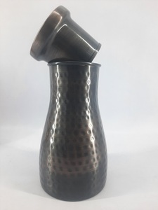 Carafe en cuivre artisanale ayurvédique – Carafe de chevet en cuivre martelé avec dessus en verre - Product Image 4