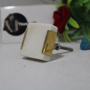 Bouton d'armoire fait à la main en marbre blanc naturel dans et sur le côté en laiton moulé matériel et fabricant de meubles Sambhal - Product Image 1