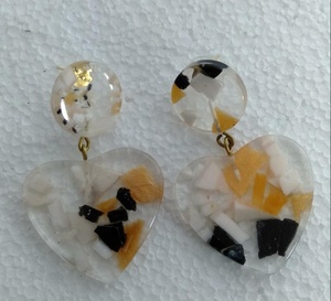 Pendientes de aro de resina transparente sombreados negros hechos a mano indios, Color personalizado y diseño, pendientes de resina de bajo precio para niñas - Product Image 4