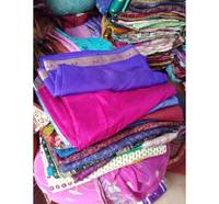 Tissu de sari en crêpe de soie recyclé vintage pour la confection de robes de nuit, de kimonos et de vêtements ethniques indiens en gros pour femmes
