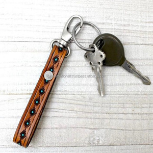 Conception personnalisée Tan porte-clés en cuir souple 2D usiné à la main et gravé turquoise porte-clés avec finition satinée - Product Image 1