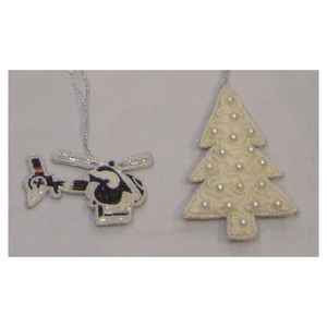 Ornement de Noël suspendu en forme d'hélicoptère et d'arbre avec travail perlé - Product Image 1