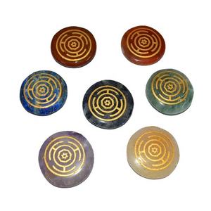 Pierre de paume roulée en agate polie, gravée avec les symboles des sept chakras, pour l'équilibre holistique, la guérison Reiki et le Feng Shui, pour hommes - Product Image 1
