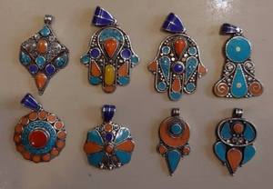 Colgante tradicional de metal con diseño único - Product Image 2