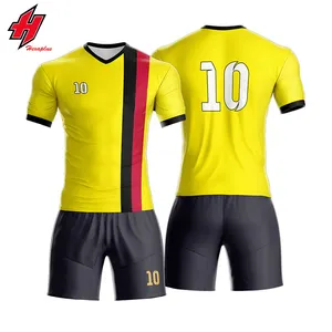 2024 Impression par transfert de chaleur ensemble de maillots de football équipe dernières conceptions vêtements pour jeunes ensemble d'uniformes de football personnalisés