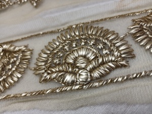 Encajes étnicos indios hechos a medida, bordados a máquina, dorados, diseño abstracto, surtido de tamaños y colores para vestidos de boda - Product Image 3