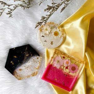 Sous-verre en résine au design de fleur d'or moderne et sous-verre en résine époxy avec fleur pressée pour cadeau de noël - Product Image 2