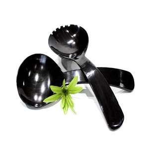 Servidor de Ensaladas Ecológico de Cuerno Natural con Asas Talladas y Cucharas de Silicona para Uso en Restaurantes - Product Image 1