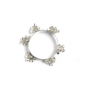 Braccialetti di Design di Design per gioielli braccialetti con perline metalliche in argento antico e braccialetti utilizzati dai modelli in mostra