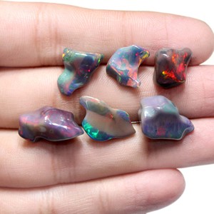 Piedra preciosa suelta de forma cruda lisa de ópalo etíope negro natural - Product Image 3